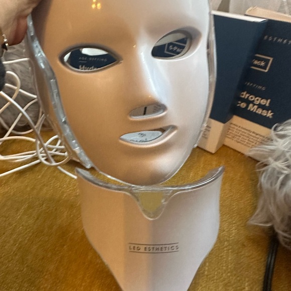 LED ASTHETICS GLO MASK - Picture 2 of 3